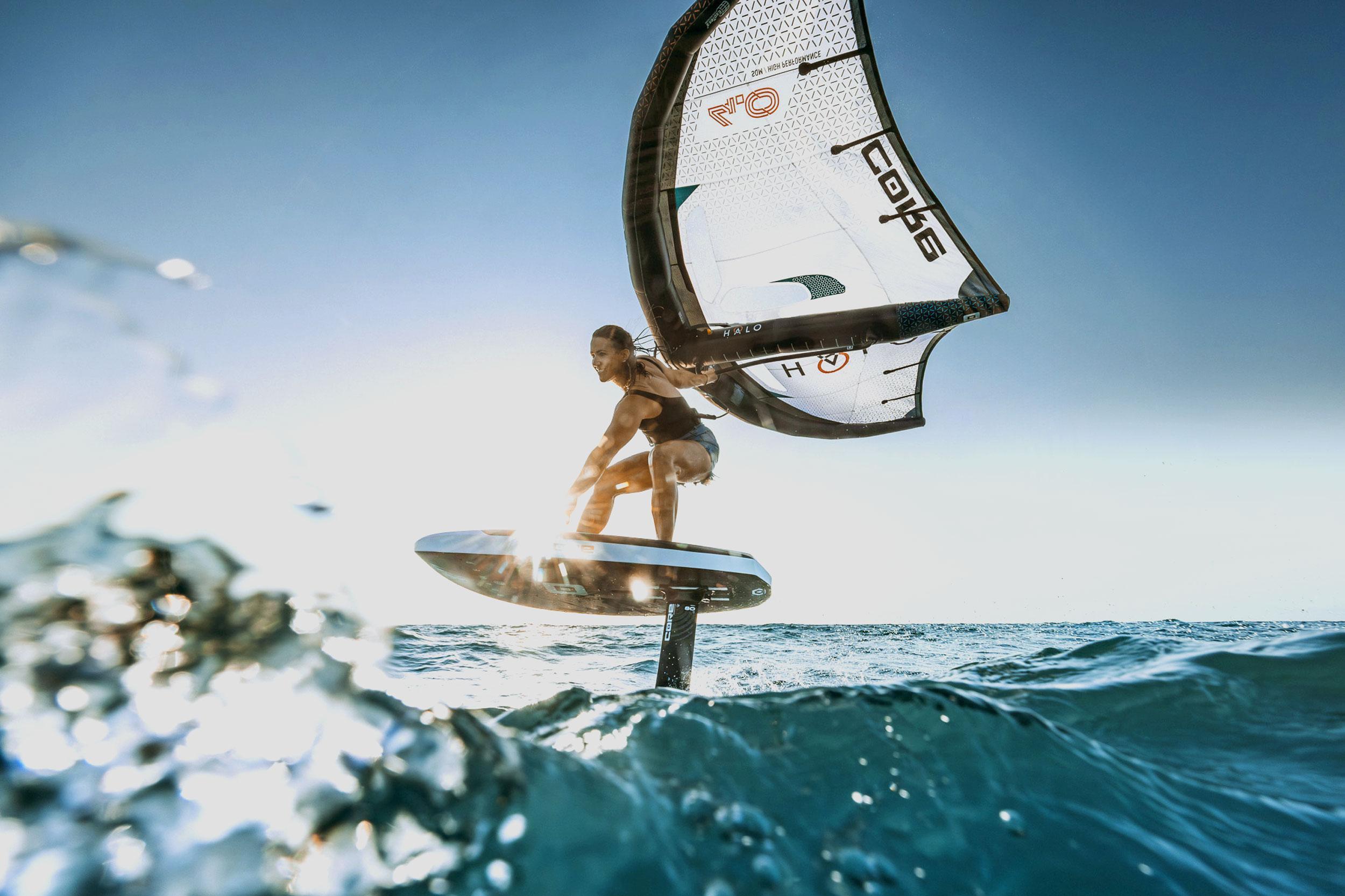 Core Halo Wing im Einsatz beim Hydrofoilen auf dem Meer