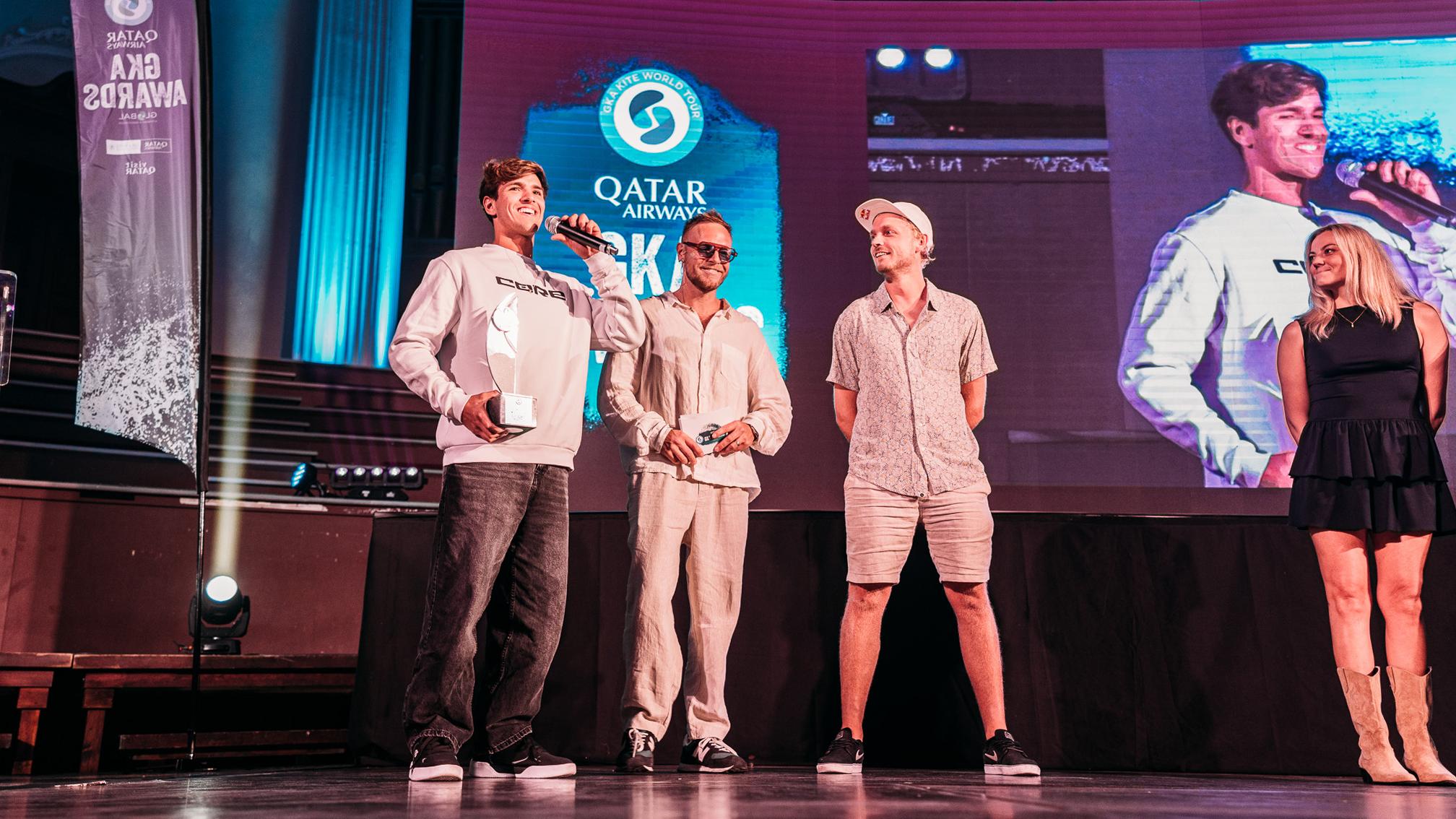 Gabriel Benetton steht auf der Bühne der GKA Awards 2025, hält einen Pokal in der Hand und feiert seine Siege in den Kategorien 'Men’s Surfboard-Freestyle Move of the Year' und 'Men’s Wave of the Year for an extraordinary barrel'.