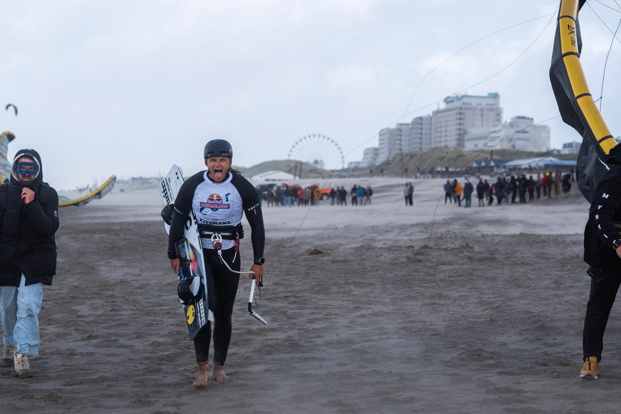 « Mon objectif au Megaloop était de montrer que les femmes peuvent elles aussi envoyer des kiteloops massifs dans des conditions extrêmes et avec beaucoup de hauteur. Je suis aux anges d’être la première femme à gagner cet événement – mais encore plus fière de ce que cela représente pour notre sport. »  Zara Hoogenraad 